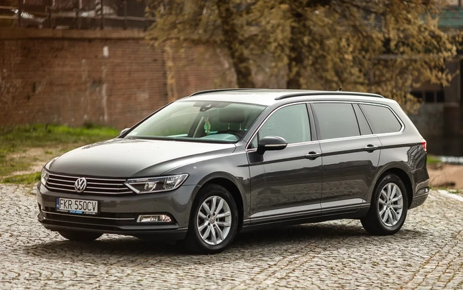 Volkswagen Passat cena 53000 przebieg: 239000, rok produkcji 2016 z Sieniawa małe 704